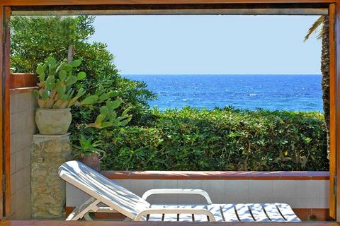 Directement sur l'eau turquoise à seulement 20 m de la mer ! Spacieuse villa de vacances sur la baie de Fontane Bianche, avec une vue imprenable sur la mer. Des arbres ombragés et des palmiers poussent sur votre propriété jardin/nature de 400 mètres ...