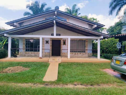 Jamundí. Sale of house in La Morada. Colonial style. Two floors built on a large lot, surrounded by green area and fruit trees. It consists of four bedrooms, one of them on the first floor. Maid's room with bathroom. Three more bathrooms, including t...