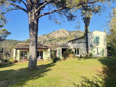 Hyères - A countryside setting just steps from the city, charming villa of 180m² living space comprising 5 bedrooms on a 1921m² plot with a swimming pool and pool house. Additional features include a garage, a wine cellar, and a summer kitchen. The p...