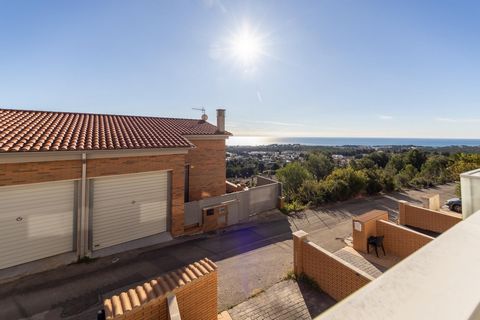 Casa a schiera d'angolo con vista sul mare a Els Masos, El Vendrell Casa a schiera d'angolo di 148 m² costruita, situata nell'urbanizzazione di Els Masos, in un ambiente tranquillo vicino al mare. Costruito nel 2005, dispone di 3 camere da letto: 1 m...