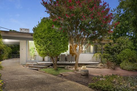 An exceptional opportunity in a prized location opposite parklands with stunning views, this original architect-designed mid-century residence, set on approx 955sqm, is sure to captivate a range of buyers. Whether you are a devotee of modernist desig...