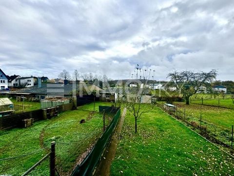 À venda está uma espaçosa casa para 2 famílias, que convence com seu layout versátil e espaço generoso. A casa não só oferece espaço para duas famílias, mas também a possibilidade de criar uma terceira unidade residencial ideal para vida multigeracio...