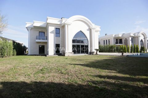 Vrijstaande Villa's met Tuin in Complex met Rijke Voorzieningen in Antalya Dosemealti De villa's zijn gelegen in een omvangrijk project bestaande uit 5 villa's op een totale grondoppervlakte van 38.000 m². In het project zijn er binnen- en buitenzwem...