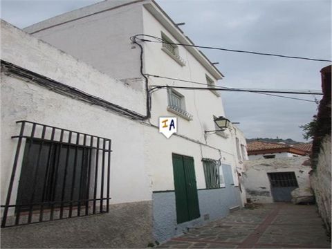 Esta casa adosada de 3 dormitorios, con una gran terraza en la azotea, mucho espacio de almacenamiento y una generosa parcela de 174 m2, está situada en el pueblo de Itrabo, cerca de la Costa Tropical, en la provincia de Granada, Andalucía, España. U...