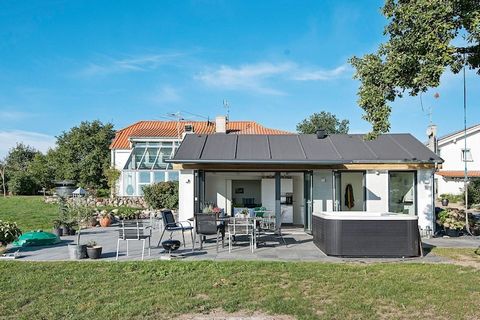 Ferienhaus mit Außen-Whirlpool und schönem Meerblick. Das Haus wurde 2016 renoviert und umgebaut. Es ist hell und ansprechend eingerichtet und hat einen schönen Lichteinfall. Die Schiebetüren im Wohnzimmer können zur Seite geschoben werden, sodass di...