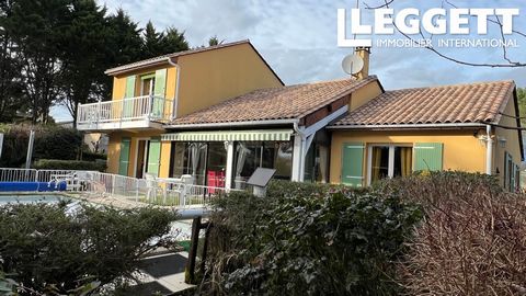 A34740GJP24 - Située au Sud de Bergerac dans un environnement calme surplombant de belles vue, une jolie maison datant des années 80 comprenant un grand salon ouvrant sur la veranda et le jardin, une salle a manger avec cuisine aménagé, quatres chamb...