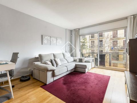 This apartment, built in 2003, is located on the top floor of a modern building with a garage, offering a perfect combination of comfort and light in one of the most sought-after areas of the city. Upon entering, we are greeted by a spacious and welc...