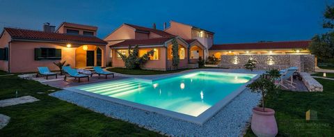 The charming villa is located in a small village, surrounded by farms and forests, 18 km from the Dalmatian town of Zadar. The old town center of Zadar offers a cultural and historical heritage worth seeing. Zadar also offers numerous beaches, clubs ...