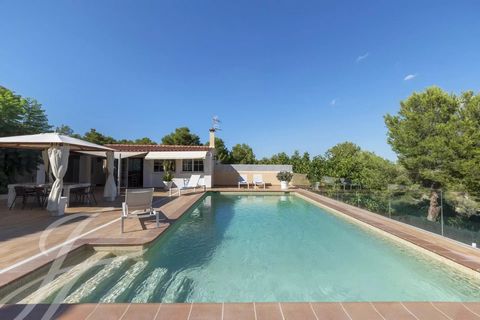 A traditional-style villa, ideal for a family looking to live in an exceptionally versatile area. Conveniently located just minutes from San Rafael and a five-minute drive from Ibiza Town, this villa seamlessly combines practicality and tranquility. ...