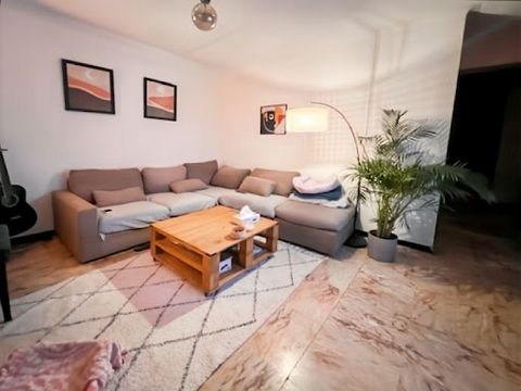 In Montpellier 34070- This crossing apartment of 68 m² of living space, on the third and last floor of a secure residence, without elevator, is offered to you at the price of: 178,000 euros, agency fees are payable by the sellers. The energy diagnost...