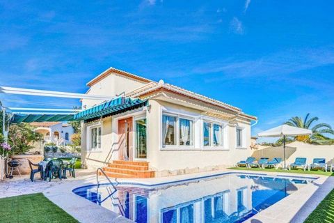 Agréable villa à vendre à Calpe avec vue sur le Peñon Cette villa méditerranéenne est située dans une impasse du quartier Costeres. Merveilleusement tranquille, elle est néanmoins proche de la plage, des magasins, des restaurants, etc. La longue plag...