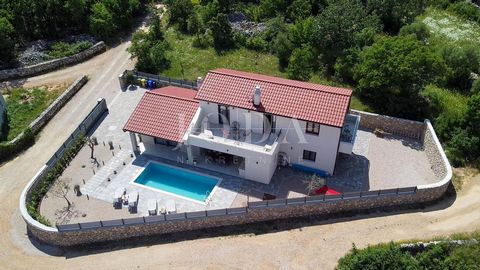 Location: Primorsko-goranska županija, Krk, Krk. Island of Krk, Krk town surroundings, villa with a pool in a quiet location In a quiet part of the interior of the island of Krk, a villa of 160 m2 built on a plot of 636 m2 is for sale. The residentia...