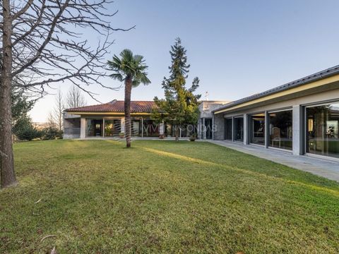 Offer of the Deed and management of the financing process always with the best solutions on the market. Single storey house T5 + office on a plot of 6,400m2 in Meinedo, Lousada. HERE WE ARE: -5 minutes from the city centre of Penafiel; -10 minutes fr...