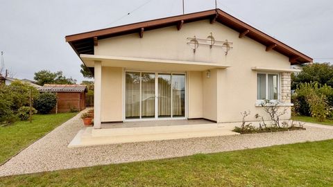 ANDERNOS, au calme, cette maison des années 60, très propre et parfaitement entretenue, ne demande qu'à être modernisée. Une cuisine non aménagée, une pièce de vie de 20 m², trois chambres dont une chambre d'enfant, une salle d'eau, wc, et un garage ...