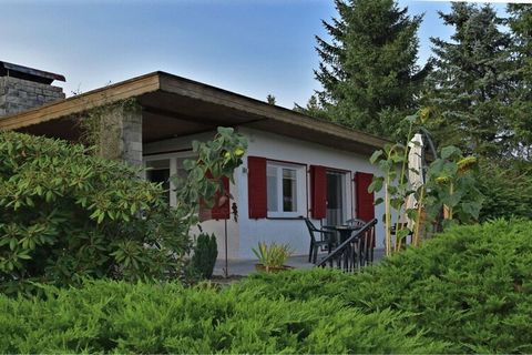 Esta casa de vacaciones independiente está situada directamente en el lago de montaña en Güntersberge. El lago de montaña se puede utilizar como piscina al aire libre y para pescar. En sus orillas hay un restaurante y una heladería. Disfrute de la vi...