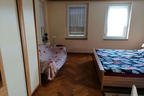 Breng uw vakantie door in Tannenbergsthal in het idyllische Vogtland en ten westen van het Ertsgebergte. Dit gezellige en volledig ingerichte vakantieappartement wacht op u op de eerste verdieping. De tuin staat ook tot uw beschikking. Beleef vakanti...