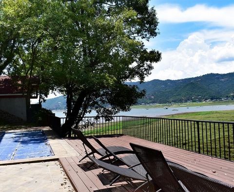 Casa en Venta Valle de Bravo.Casa en Venta en Valle de Bravo, Disfruta de la vista al Lago desde tu nuevo hogar, con tu familia apreciando de bellos atardeceres y mañanas increíbles..Esta Propiedad cuenta con tres niveles, los cuales puedes disfrutar...