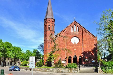 In het hart van de prachtige badplaats Sarbinowo ligt een familierecreatiecentrum dat accommodatie in vakantiehuizen biedt. De zee ligt op ongeveer 300 meter afstand. Er zijn talloze restaurants, cafés en souvenirstalletjes op slechts een steenworp a...