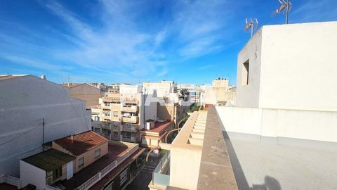 Now there is a crazy penthouse in the center of Torrevieja. A balcony of about 15m² with stunning views and a roof terrace of about 49m², where you can enjoy plenty of sun, add a nice extra touch. The apartment has 2 bathrooms, one of which is connec...