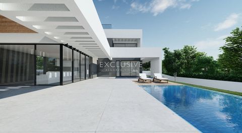 Faisant partie d'une collection exclusive de cinq villas contemporaines, cette maison allie un design unique à une atmosphère paisible et harmonieuse. Construite selon les normes les plus strictes, elle est dotée d'un plan ouvert qui relie harmonieus...