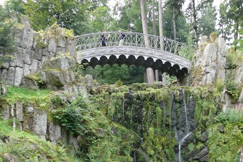 Deze mooie vakantiewoning bevindt zich op de begane grond van een goed onderhouden huis in Großalmerode, Noord-Hessen, genesteld in het schilderachtige landschap van het Werradal. De flat is stijlvol ingericht en heeft veel houten meubels die liefdev...