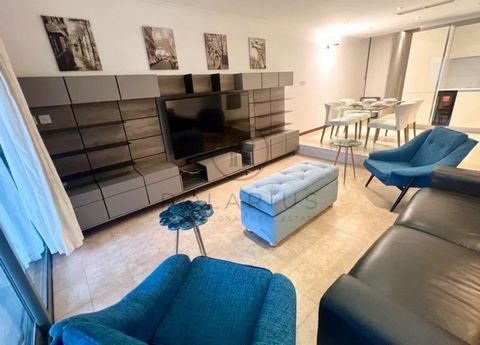 Un apartamento de un dormitorio bellamente reformado en la famosa urbanización de Portomaso con vistas al puerto deportivo. Este apartamento sería un pied e terre ideal, cerca de todos los bares, restaurantes y atracciones de St. Julian's y Paceville...