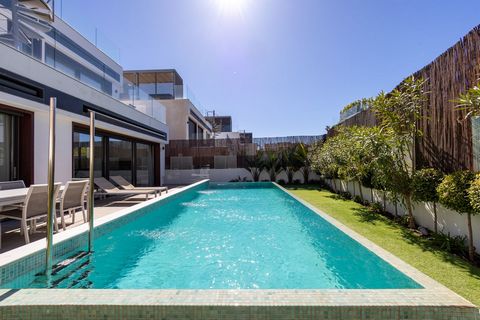 Esta es una villa nueva y moderna situada a solo 250 m de la playa de Río Verde en la famosa Milla de Oro de Marbella ya solo 10 minutos a pie del glamuroso Puerto Banús. Su situación es ideal tanto si desea disfrutar del estilo de vida de Puerto Ban...