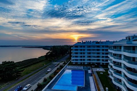 El apartamento está situado en Rogowo, en el moderno edificio Rogowo Pearl, a 150 metros de la playa y a 20 metros del lago Resko Przymorskie. Hay un servicio de alquiler de kayaks y botes a pedales en el lago. El precio incluye el uso de las instala...