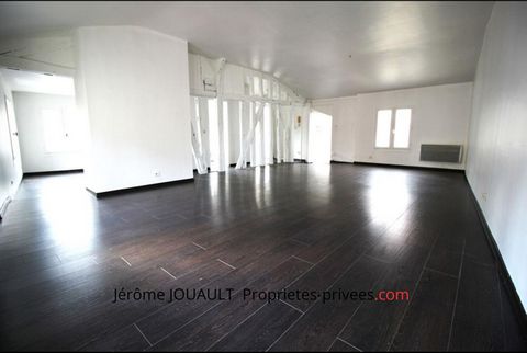 Appartement de Type 4 dernier étage d'une petite copropriété de 4 lots en centre ville de Châlons en Champagne Composé de : d'une Entrée avec placard qui dessert un vaste Salon/salle à manger très lumineux ouvert sur la cuisine 2 Chambres, Salle de b...