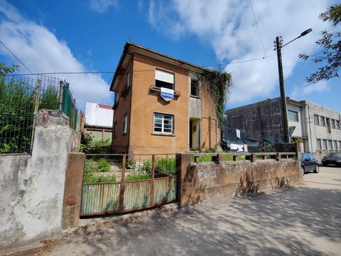 Casa en zona residencial, 3 frentes y espacio exterior. Casa con amplio sótano, planta baja y 1ª planta. Garaje cerrado, patio y anexos. Nos complace presentarle esta oportunidad de inversión única en São João da Madeira. Ubicada en una región de gra...