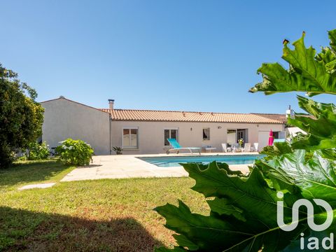 iad France - Peggy Vezin vous propose: NIEUL-SUR-MER – Maison de 140 m², 3 chambres, 1 bureau, jardin, piscine et garage. Située dans un quartier résidentiel et calme, cette maison de plain-pied offre un agencement fonctionnel. Dès l'entrée, vous ser...