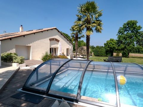 Découvrez cette grange rénovée de 217 m2, alliant charme, confort et efficacité énergétique, À La Roche-sur-Yon (85000), À seulement 5 minutes du centre commercial Les Flâneries et moins de 30 minutes des Sables d'Olonne, Au coeur d'un environnement ...