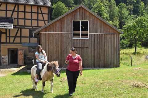 This 1-bedroom apartment in Hüddingen accommodates 4 people and is perfect for families with children. It comes with a private terrace to relax with a barbecue. Surrounded by ponies, chickens and cows this farmhouse is a must experience. You can try ...