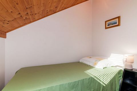 Deze prachtige vakantiewoning in Šopot heeft 3 slaapkamers waar je met 7 personen in kan verblijven. Het is een fijne woning als je met het gezin op vakantie wilt gaan. Je hebt in deze woning een privézwembad en een overdekt terras tot je beschikking...