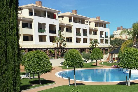 Dit luxe appartement in Quarteira heeft 3 slaapkamers. Het is ideaal voor een vriendengroep of een gezin. Geniet 's zomers van het mooie weer op het terras aan het zwembad. Ook de omgeving is de moeite waard. De jachthaven van Vilamoura is een van de...