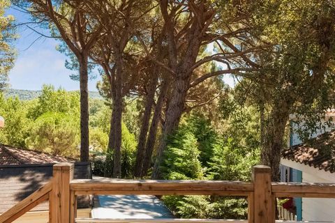 Deze woning genaamd Lavande, ligt op een schitterend vakantiepark, een 15 hectare groot omheind en bewaakt domein met pijnbomen op slechts enkele kilometers van Saint-Tropez. Het park bestaat uit kleine houten villa's opgetrokken in de stijl van de h...