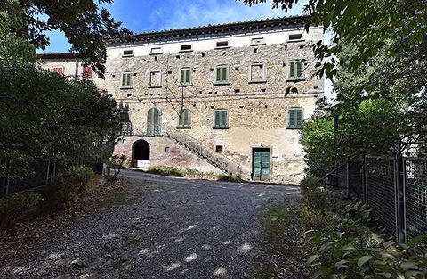 Introduction Prestigious residence on four levels for a total of 450 square meters. The house is just outside Cortona, about 2 km from the historic center, in a charming rural setting. The stone structure preserves intact its original features with a...
