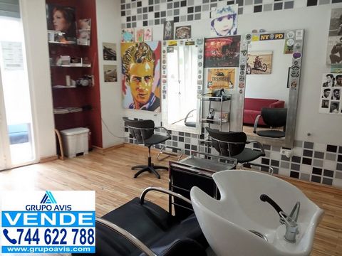 Grupo Avis sells a large commercial premises in Gandia of about 70 m2. It is currently a hairdresser that is distributed in three areas: The first is the fully equipped hairdressing salon with two workstations and a toilet. The second is the part tha...