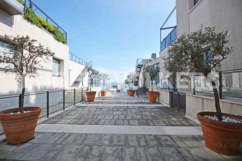 In the exclusive Giudecca island, near the prestigious Hotel Cipriani, this dream apartment is located within the modern and south-after complex 