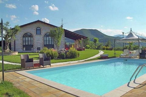 Gelegen in Cagli, in de prachtige regio Marche, is dit een huisje met 2 slaapkamers voor een klein gezin van 5 personen. Het huisje heeft een gemeenschappelijk zwembad waar u heerlijk kunt ontspannen na een spannende dag. Het huisje ligt op de grens ...