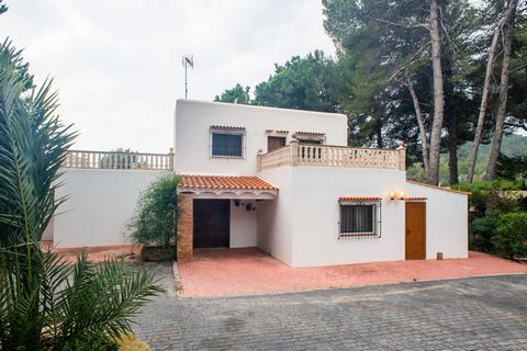 This villa has all the foundations of a fantastic family home. There are 3 well-sized bedrooms on the ground floor as well as a kitchen, dining area and large, airy living room which leads out to the terrace, outdoor kitchen and barbecue. Upstairs a ...