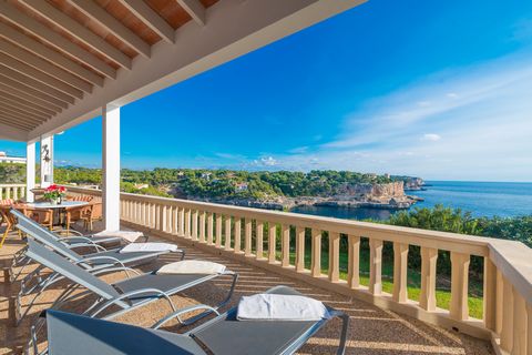 Make your holiday unforgettable in this spectacular house for 8 persons, on the cliffs of Cala Santanyí. This fantastic house does not only provide the most incredible views and direct access to the sea, but it also counts with a beautiful chlorine p...