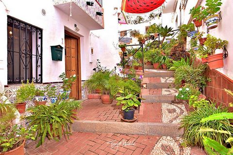 Fully reformed two bedroom mews style cottage with roof terrace just a two minute walk from the church and town centre amenities of Velez de Benaudalla. This town centre property has been fully reformed and offers a small front patio within this pret...