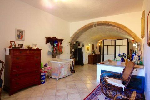 Blera, in the ancient village of the village, overlooking the valley, we offer the sale of a particular apartment, on two levels, renovated, thermo-autonomous, with characteristic ceilings with exposed wooden beams and with an original layout of the ...