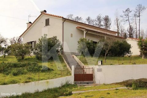 Single storey house in the place of Vila Meã, 2 km from Carregal do Sal, valued by the existence of storage and a generous patio around it, in the order of 1,800 meters. It enjoys a privileged location, due to the stunning view over the Serra da Estr...