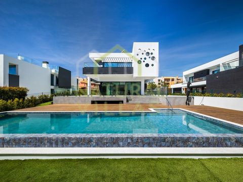 Villa de Luxe avec Vue sur le Terrain de Golf et Finitions Sophistiquées Cette villa de cinq chambres est située dans l'une des zones les plus prestigieuses de Vilamoura, en Algarve. En phase finale de construction, la villa se distingue par son arch...