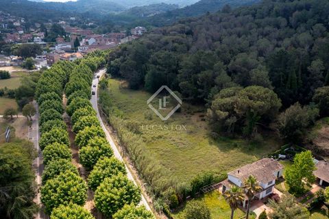 This fantastic and spacious plot of 6564 m² is located in Vallromanes and offers the possibility of building six semi - detached homes as a new build development in the centre of the town. Vallromanes is a charming town located between picturesque Ca...