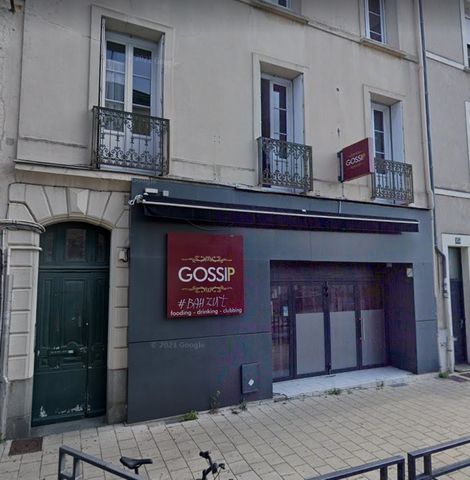 Exclusively in ANGERS center, rue de Bressigny, lot composed of a commercial premises on the ground floor and 2 T1 upstairs. The commercial premises has an area of 104m2, it is empty of any occupation with work to be planned. The T1 have a surface of...