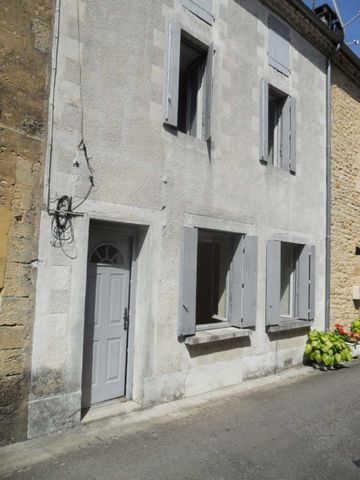 Au coeur d'une bastide en Dordogne, maison de ville en pierre avec salon/cuisine, debarras, wc et à l'étage trois chambres de 12, 9 et 10m2, salle d'eau, grenier.