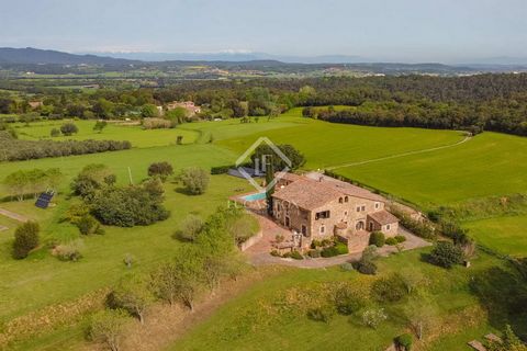 Fully restored by the current owners just over 20 years ago, this beautiful 18th Century country home is situated in stunning countryside surroundings in a prime area of the Baix Emporda, just 5km from all the local amenities of La Bisbal d'Emporda. ...